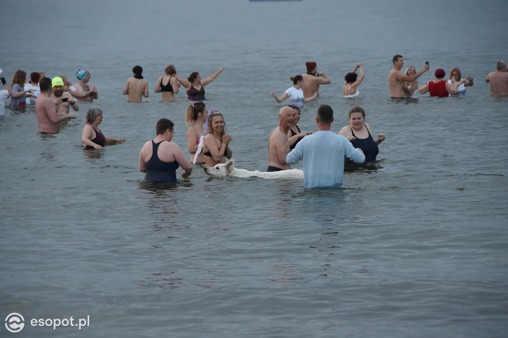 Sopot: Tysiąc Aniołów weszło do morza o wschodzie słońca! Zebrano 49 tys. zł [FOTO/WIDEO]