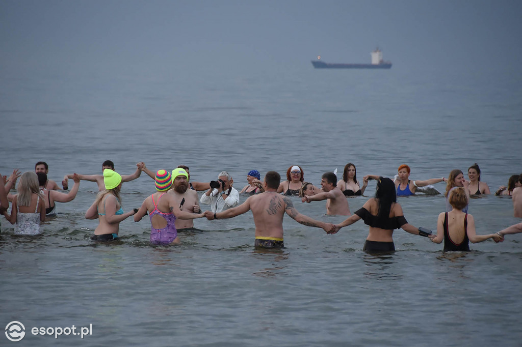 Sopot: Tysiąc Aniołów weszło do morza o wschodzie słońca! Zebrano 49 tys. zł [FOTO/WIDEO]