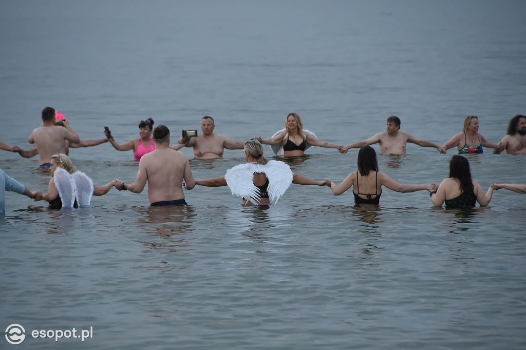 Sopot: Tysiąc Aniołów weszło do morza o wschodzie słońca! Zebrano 49 tys. zł [FOTO/WIDEO]