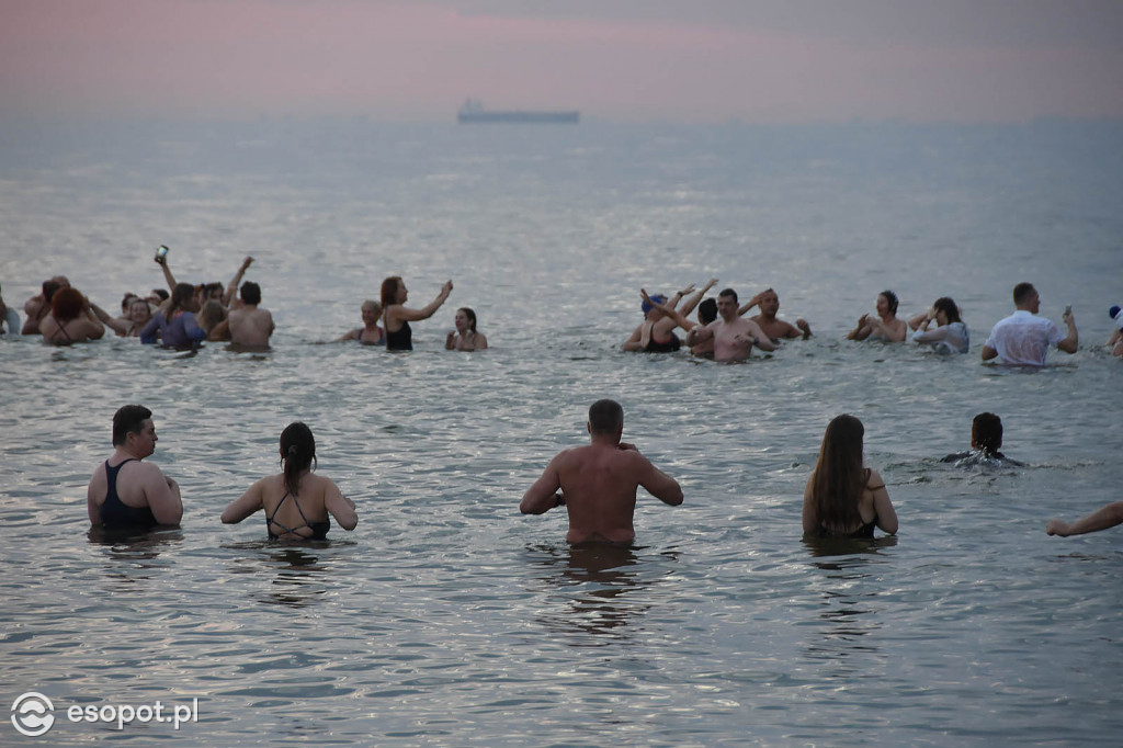 Sopot: Tysiąc Aniołów weszło do morza o wschodzie słońca! Zebrano 49 tys. zł [FOTO/WIDEO]