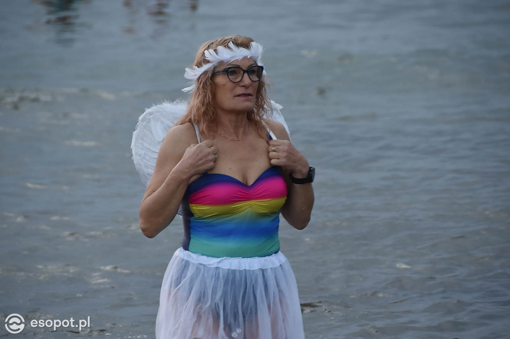 Sopot: Tysiąc Aniołów weszło do morza o wschodzie słońca! Zebrano 49 tys. zł [FOTO/WIDEO]