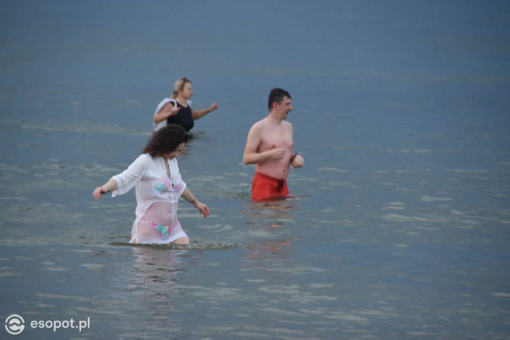 Sopot: Tysiąc Aniołów weszło do morza o wschodzie słońca! Zebrano 49 tys. zł [FOTO/WIDEO]