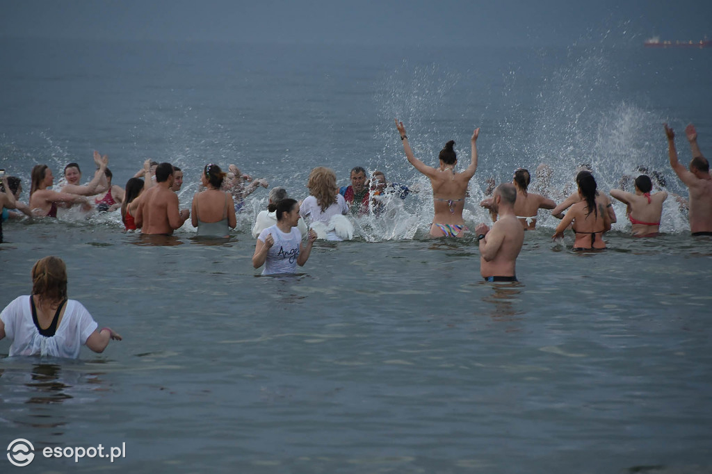 Sopot: Tysiąc Aniołów weszło do morza o wschodzie słońca! Zebrano 49 tys. zł [FOTO/WIDEO]