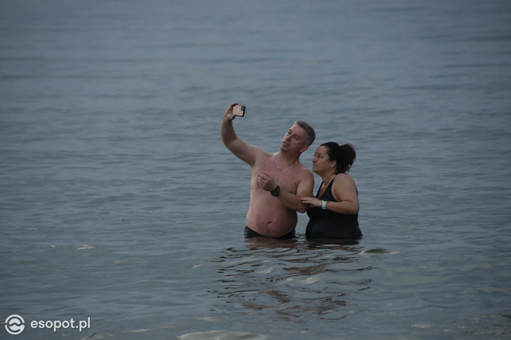 Sopot: Tysiąc Aniołów weszło do morza o wschodzie słońca! Zebrano 49 tys. zł [FOTO/WIDEO]