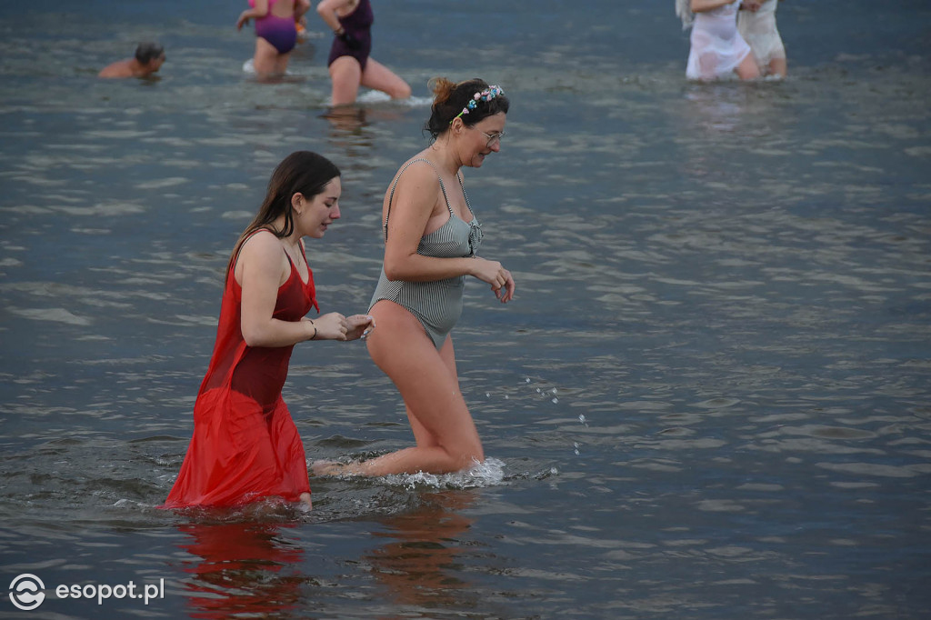 Sopot: Tysiąc Aniołów weszło do morza o wschodzie słońca! Zebrano 49 tys. zł [FOTO/WIDEO]