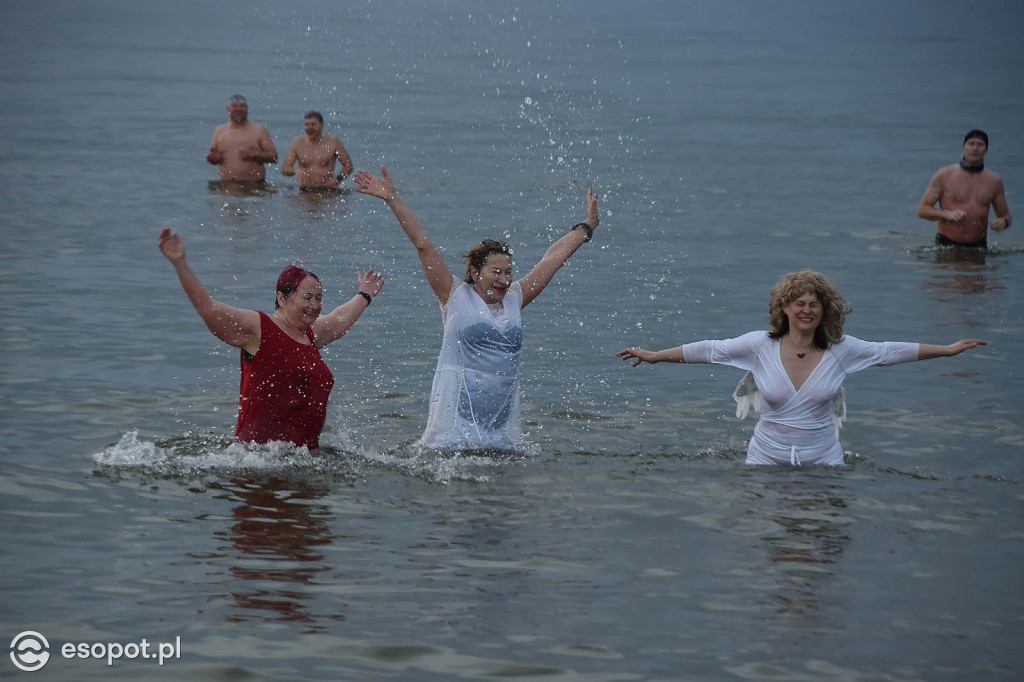 Sopot: Tysiąc Aniołów weszło do morza o wschodzie słońca! Zebrano 49 tys. zł [FOTO/WIDEO]