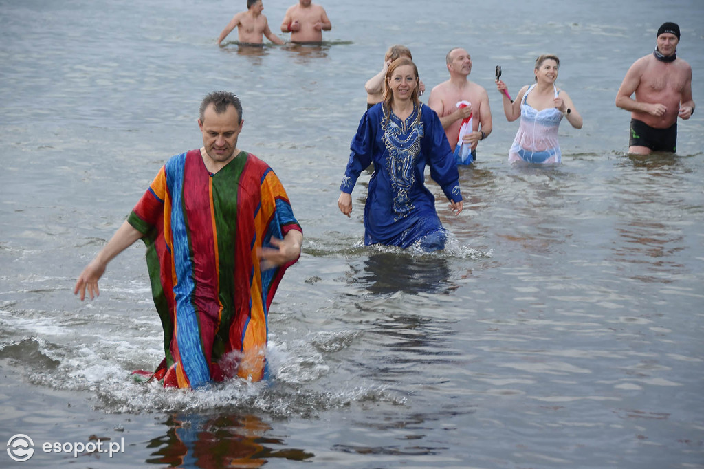 Sopot: Tysiąc Aniołów weszło do morza o wschodzie słońca! Zebrano 49 tys. zł [FOTO/WIDEO]
