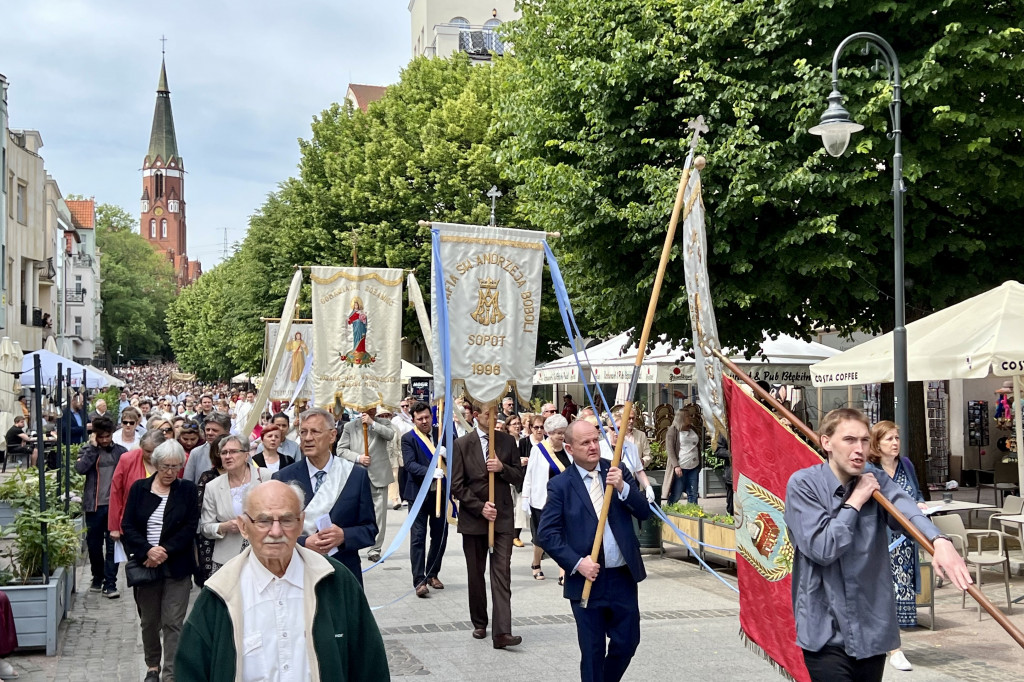 Tłumy wiernych na ulicach Sopotu! Zobacz, jak obchodzono Boże Ciało [FOTO]
