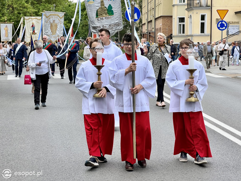 Tłumy wiernych na ulicach Sopotu! Zobacz, jak obchodzono Boże Ciało [FOTO]