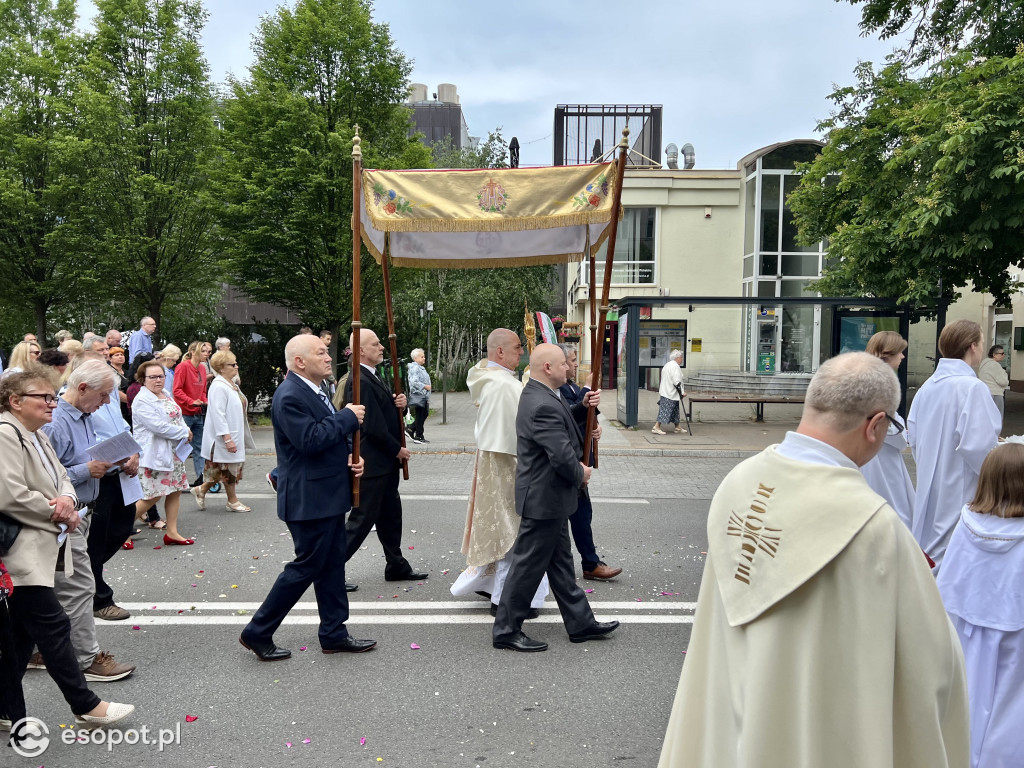 Tłumy wiernych na ulicach Sopotu! Zobacz, jak obchodzono Boże Ciało [FOTO]