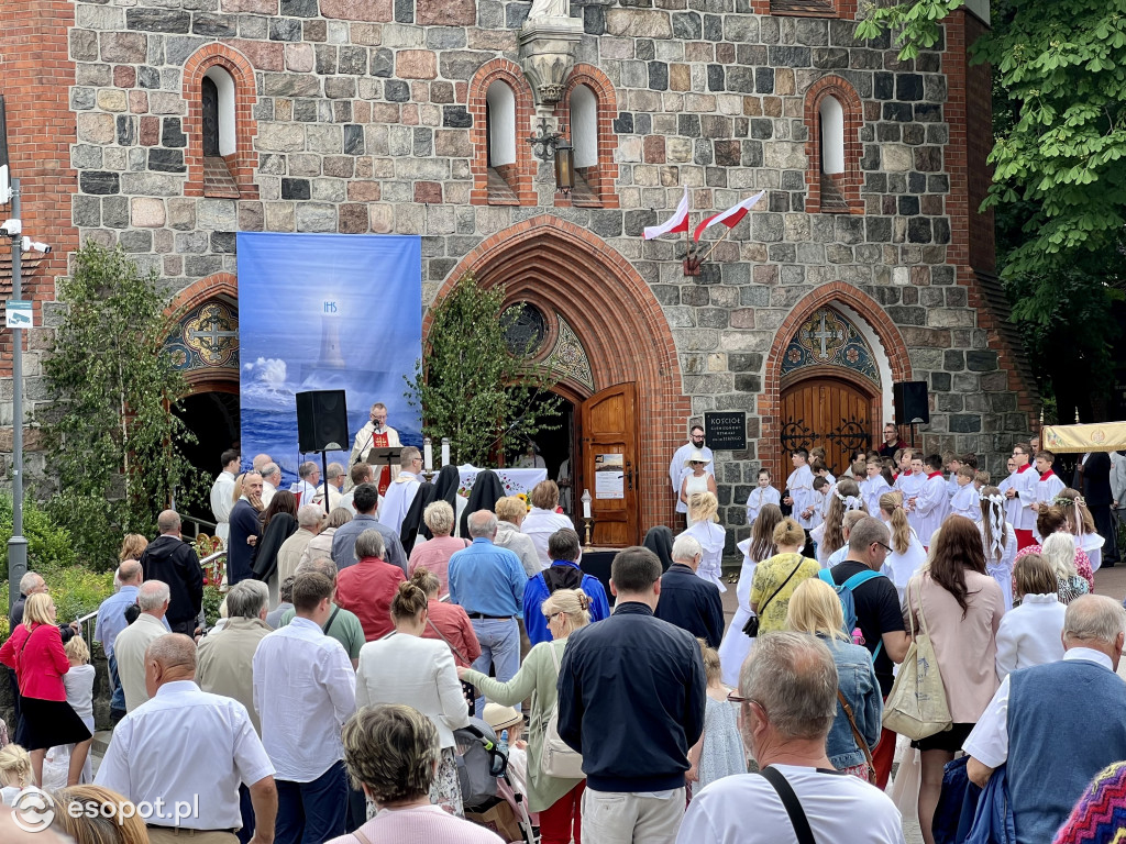 Tłumy wiernych na ulicach Sopotu! Zobacz, jak obchodzono Boże Ciało [FOTO]