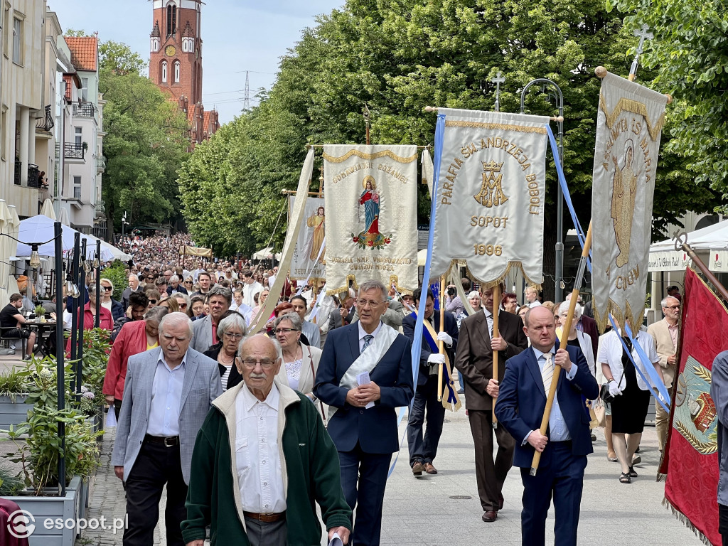 Tłumy wiernych na ulicach Sopotu! Zobacz, jak obchodzono Boże Ciało [FOTO]