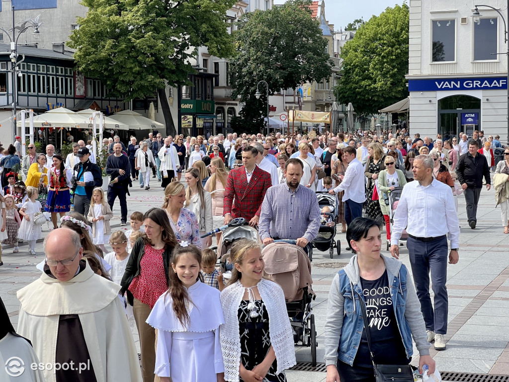 Tłumy wiernych na ulicach Sopotu! Zobacz, jak obchodzono Boże Ciało [FOTO]