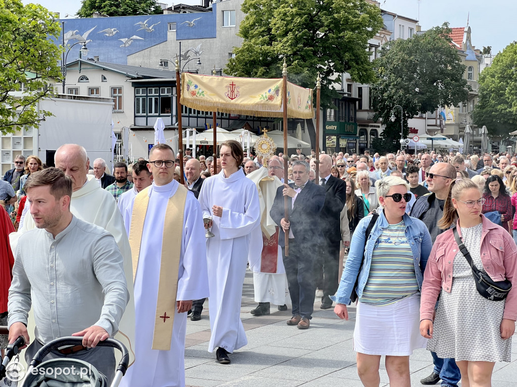 Tłumy wiernych na ulicach Sopotu! Zobacz, jak obchodzono Boże Ciało [FOTO]