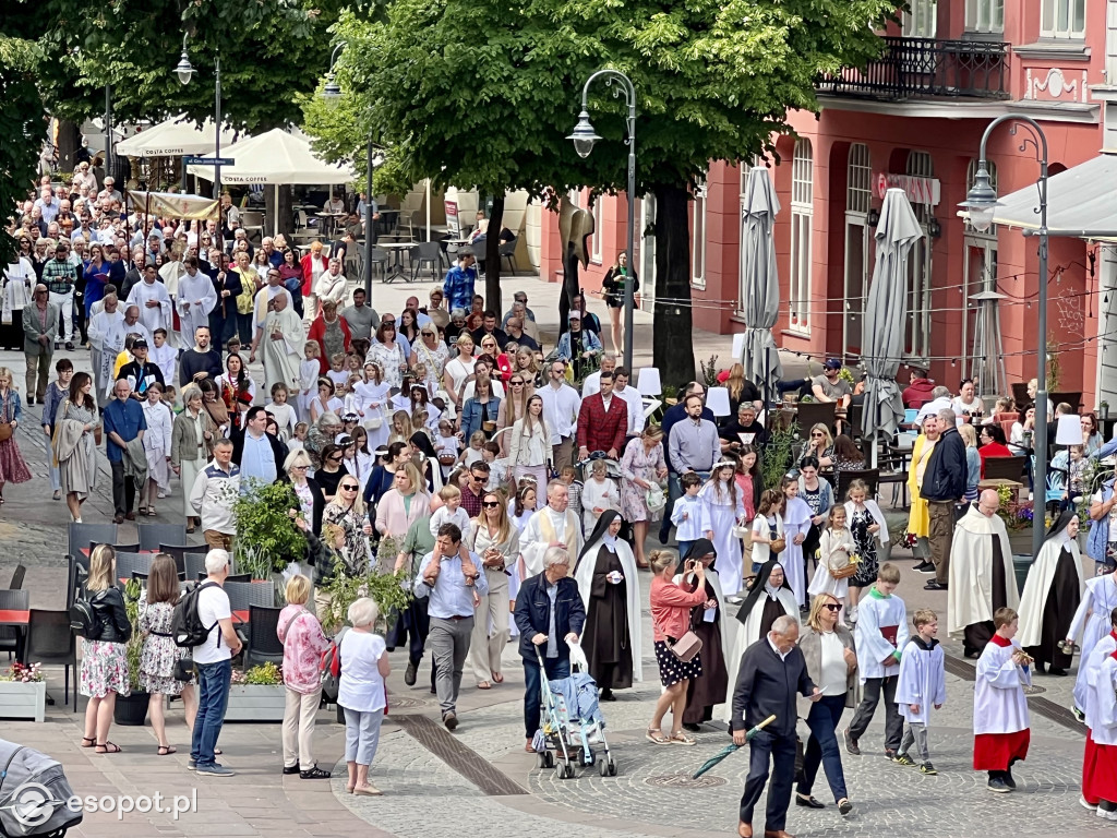 Tłumy wiernych na ulicach Sopotu! Zobacz, jak obchodzono Boże Ciało [FOTO]