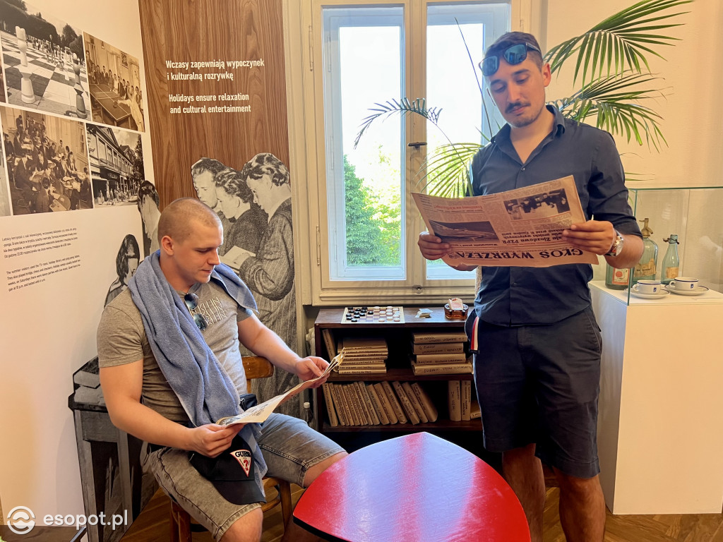 Popularne, radio tranzystorowe i termos! Tak się wypoczywało nad morzem [FOTO]
