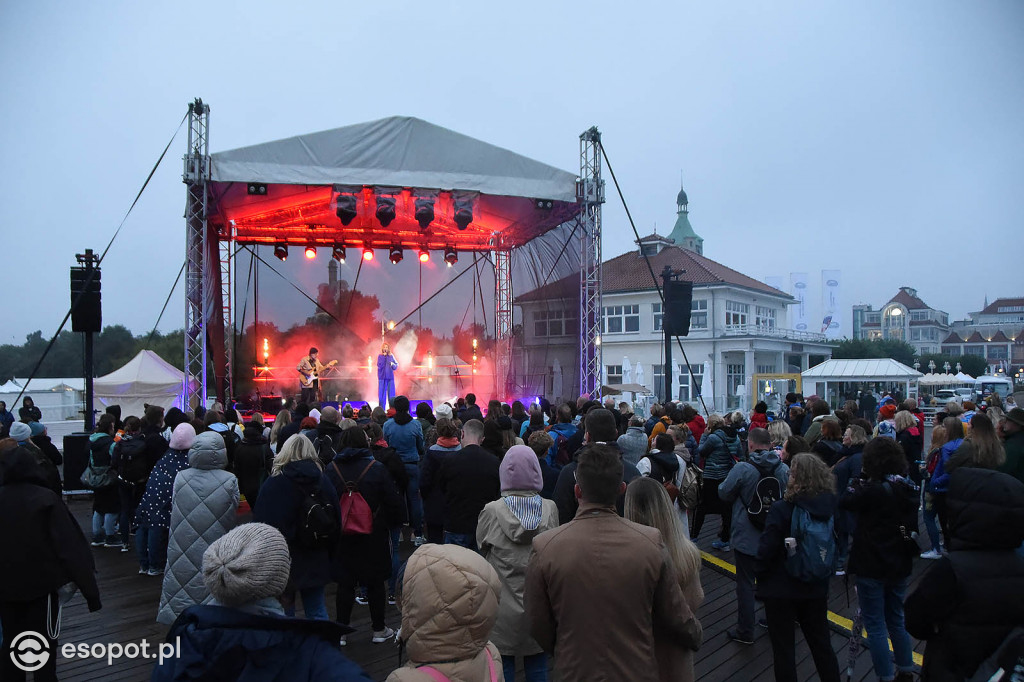 Mela Koteluk wystąpiła na sopockim molo o wschodzie słońca! Tłumy i wyjątkowa atmosfera [FOTO]