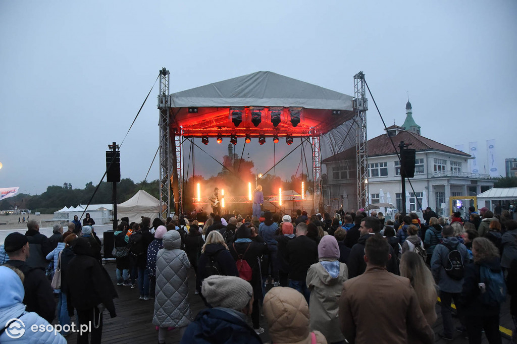 Mela Koteluk wystąpiła na sopockim molo o wschodzie słońca! Tłumy i wyjątkowa atmosfera [FOTO]