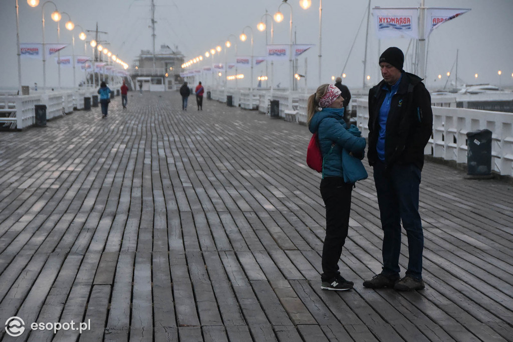 Mela Koteluk wystąpiła na sopockim molo o wschodzie słońca! Tłumy i wyjątkowa atmosfera [FOTO]