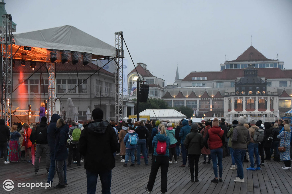 Mela Koteluk wystąpiła na sopockim molo o wschodzie słońca! Tłumy i wyjątkowa atmosfera [FOTO]