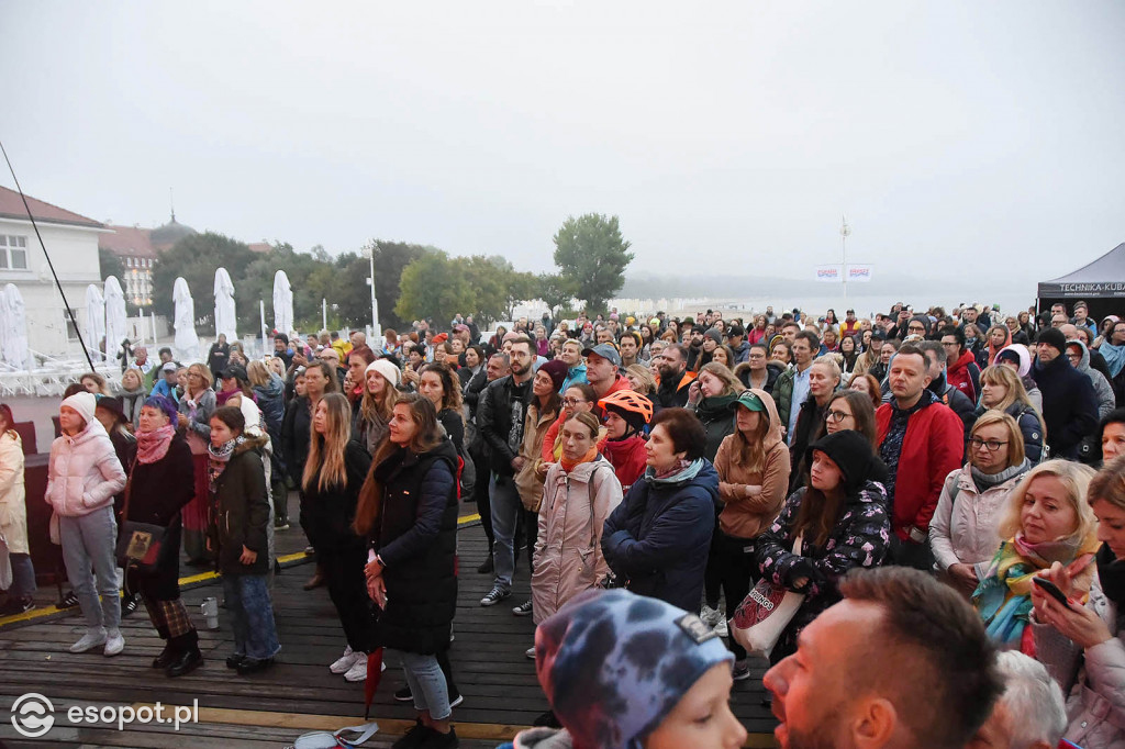 Mela Koteluk wystąpiła na sopockim molo o wschodzie słońca! Tłumy i wyjątkowa atmosfera [FOTO]