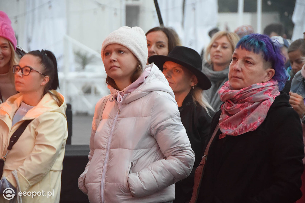 Mela Koteluk wystąpiła na sopockim molo o wschodzie słońca! Tłumy i wyjątkowa atmosfera [FOTO]