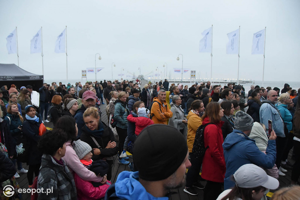 Mela Koteluk wystąpiła na sopockim molo o wschodzie słońca! Tłumy i wyjątkowa atmosfera [FOTO]