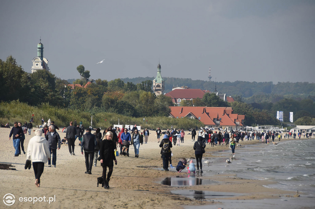 Sopot czaruje w pierwszy weekend Jesieni! Tłumy na plaży i piękne widoki [FOTO]