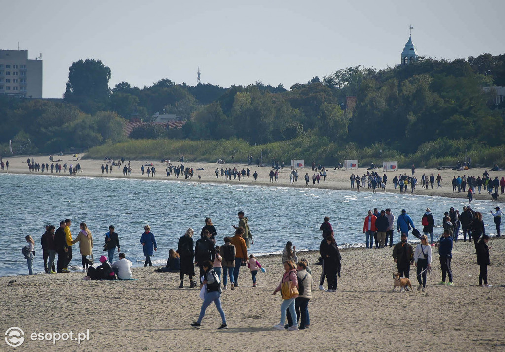 Sopot czaruje w pierwszy weekend Jesieni! Tłumy na plaży i piękne widoki [FOTO]