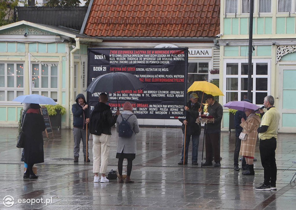 Pierwszy weekend bezpłatnego molo w Sopocie! Dużo chmur i pustki na plaży  [FOTO]