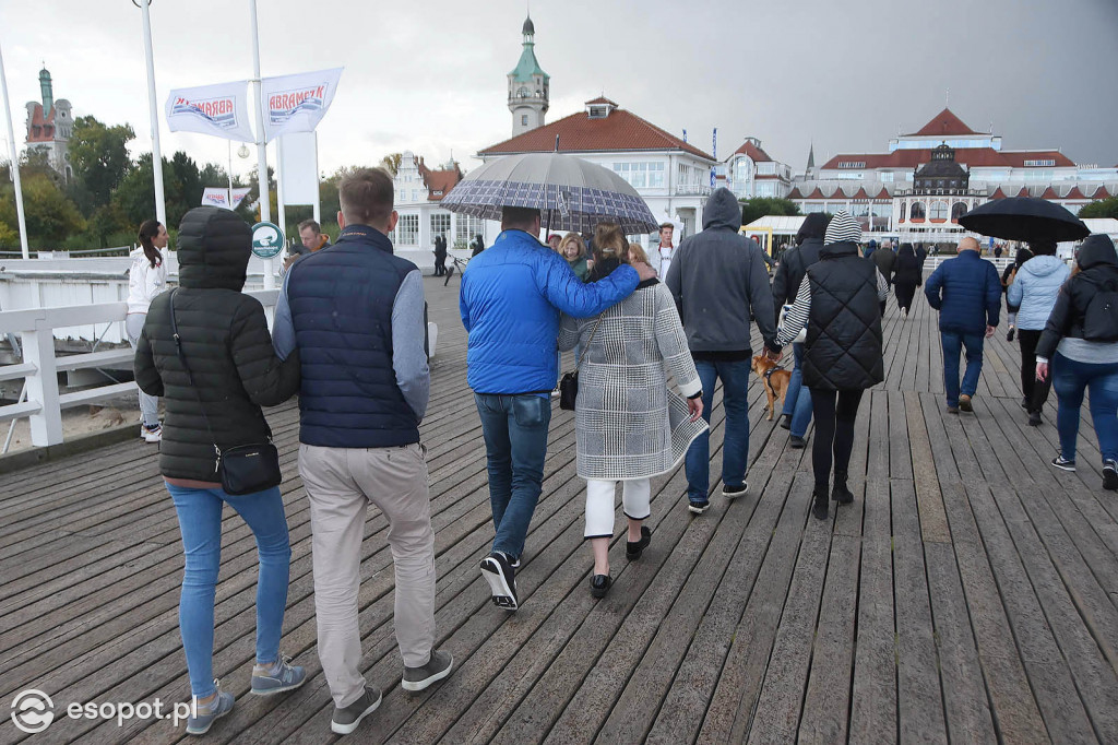 Pierwszy weekend bezpłatnego molo w Sopocie! Dużo chmur i pustki na plaży  [FOTO]