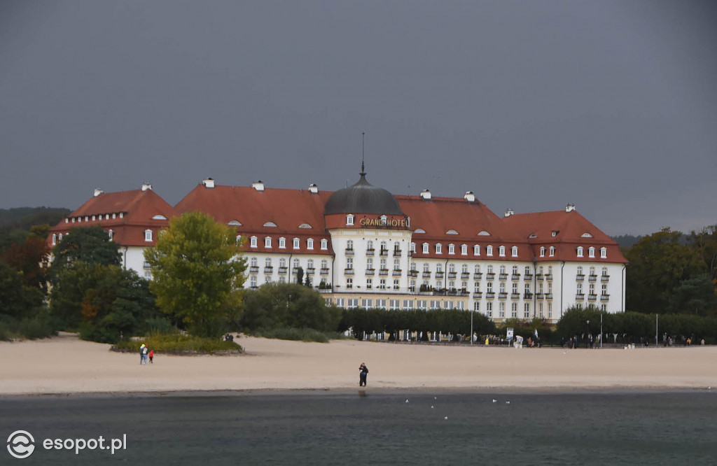 Pierwszy weekend bezpłatnego molo w Sopocie! Dużo chmur i pustki na plaży  [FOTO]