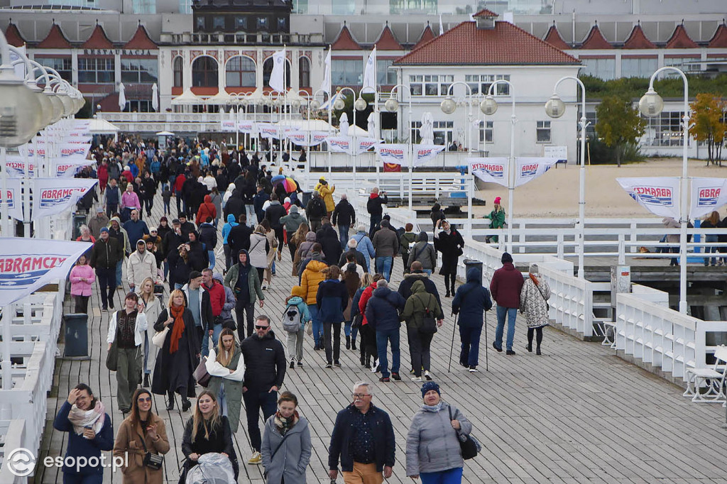 Pierwszy weekend bezpłatnego molo w Sopocie! Dużo chmur i pustki na plaży  [FOTO]