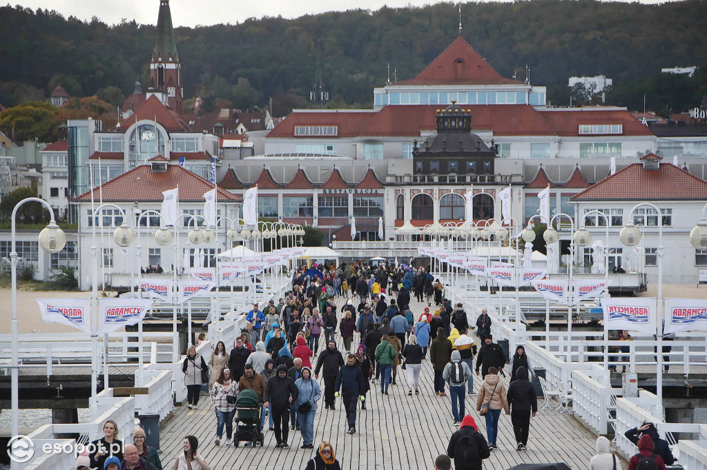 Pierwszy weekend bezpłatnego molo w Sopocie! Dużo chmur i pustki na plaży  [FOTO]