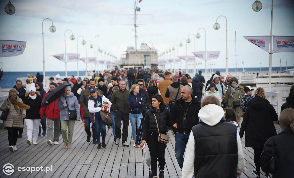 Pierwszy weekend bezpłatnego molo w Sopocie! Dużo chmur i pustki na plaży  [FOTO]