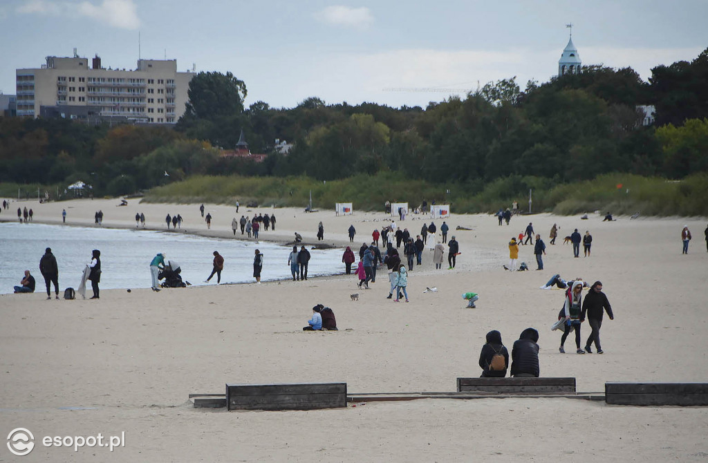 Pierwszy weekend bezpłatnego molo w Sopocie! Dużo chmur i pustki na plaży  [FOTO]