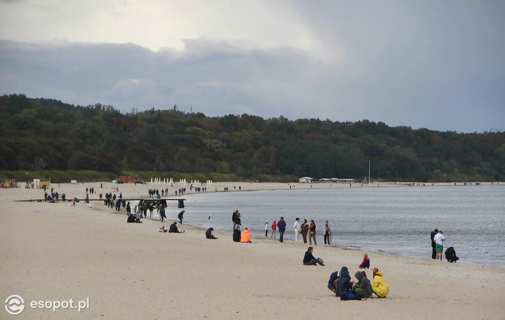 Pierwszy weekend bezpłatnego molo w Sopocie! Dużo chmur i pustki na plaży  [FOTO]