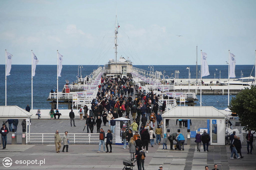 Pierwszy weekend bezpłatnego molo w Sopocie! Dużo chmur i pustki na plaży  [FOTO]