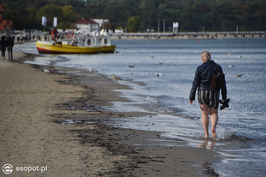 Pierwszy weekend bezpłatnego molo w Sopocie! Dużo chmur i pustki na plaży  [FOTO]