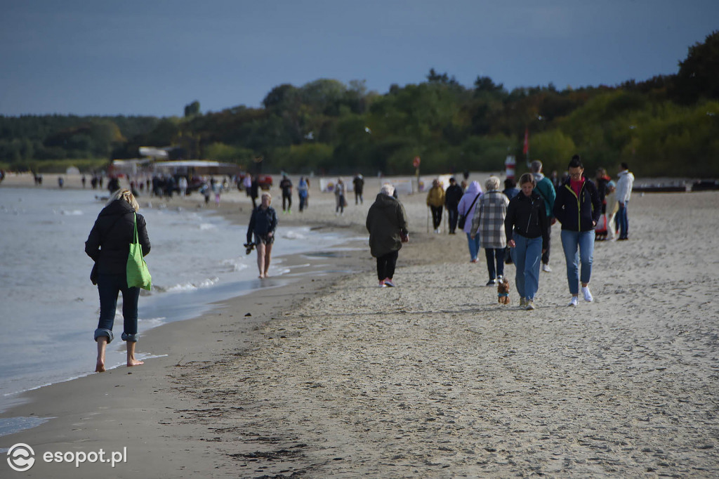 Pierwszy weekend bezpłatnego molo w Sopocie! Dużo chmur i pustki na plaży  [FOTO]