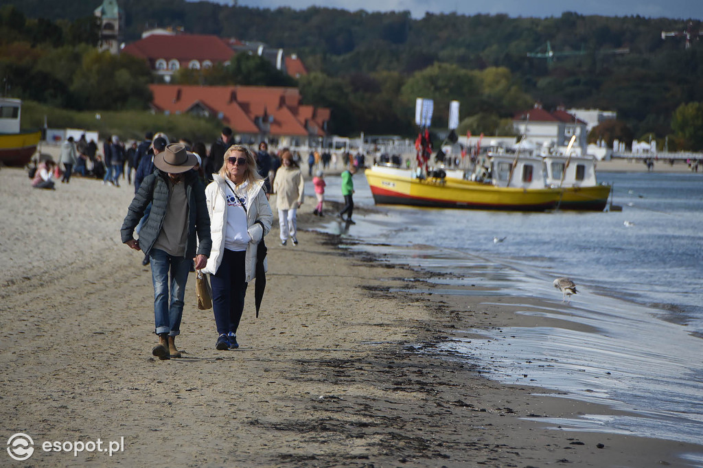 Pierwszy weekend bezpłatnego molo w Sopocie! Dużo chmur i pustki na plaży  [FOTO]