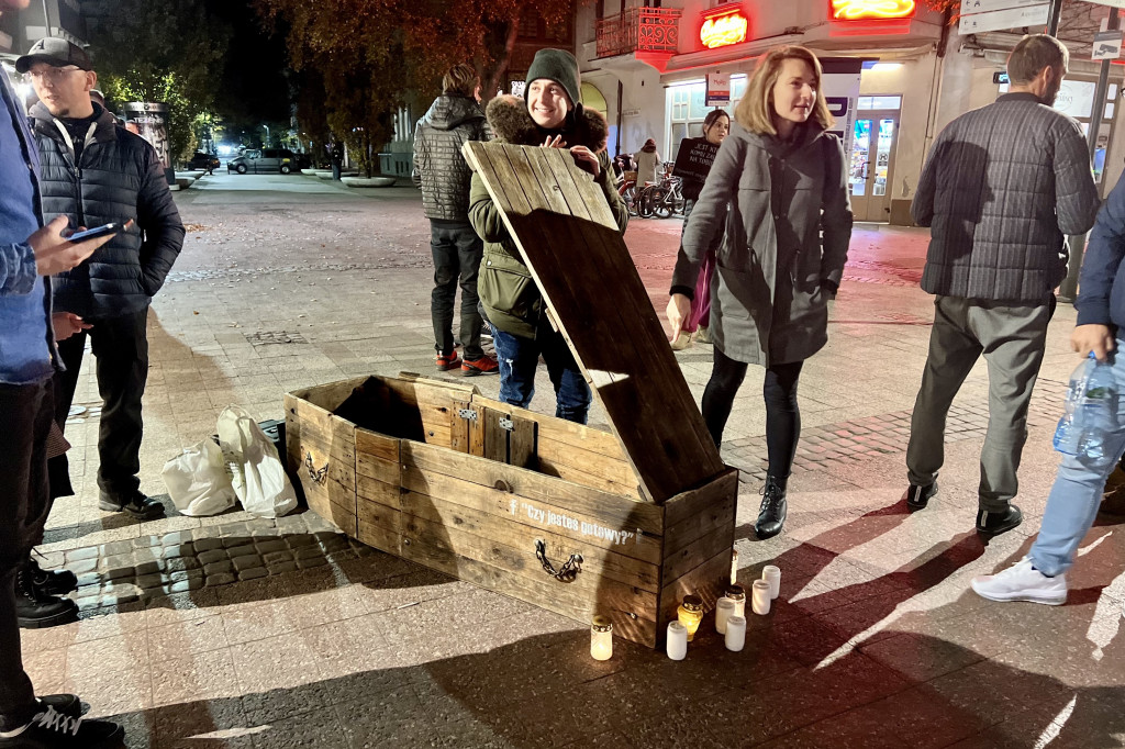 Na Monciaku ustawili trumnę! To była ich odpowiedź na Halloween [FOTO/WIDEO]