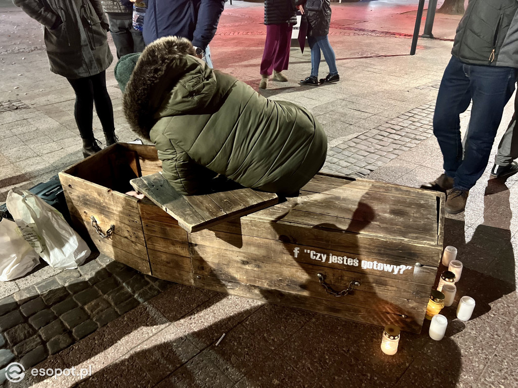 Na Monciaku ustawili trumnę! To była ich odpowiedź na Halloween [FOTO/WIDEO]