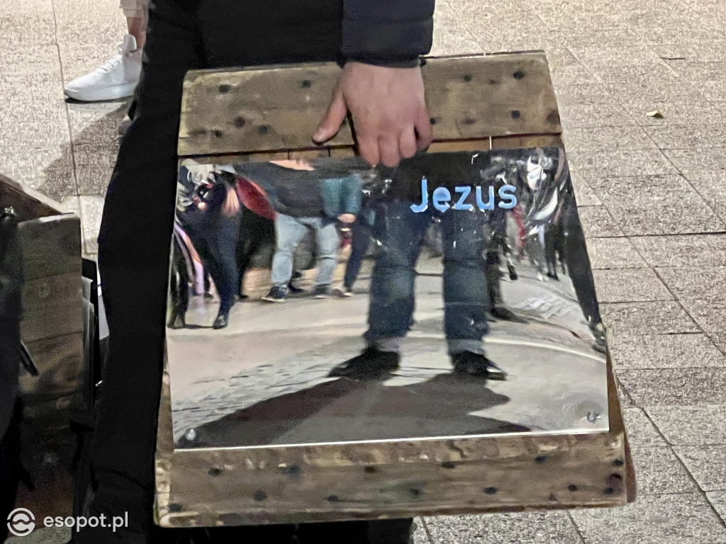 Na Monciaku ustawili trumnę! To była ich odpowiedź na Halloween [FOTO/WIDEO]