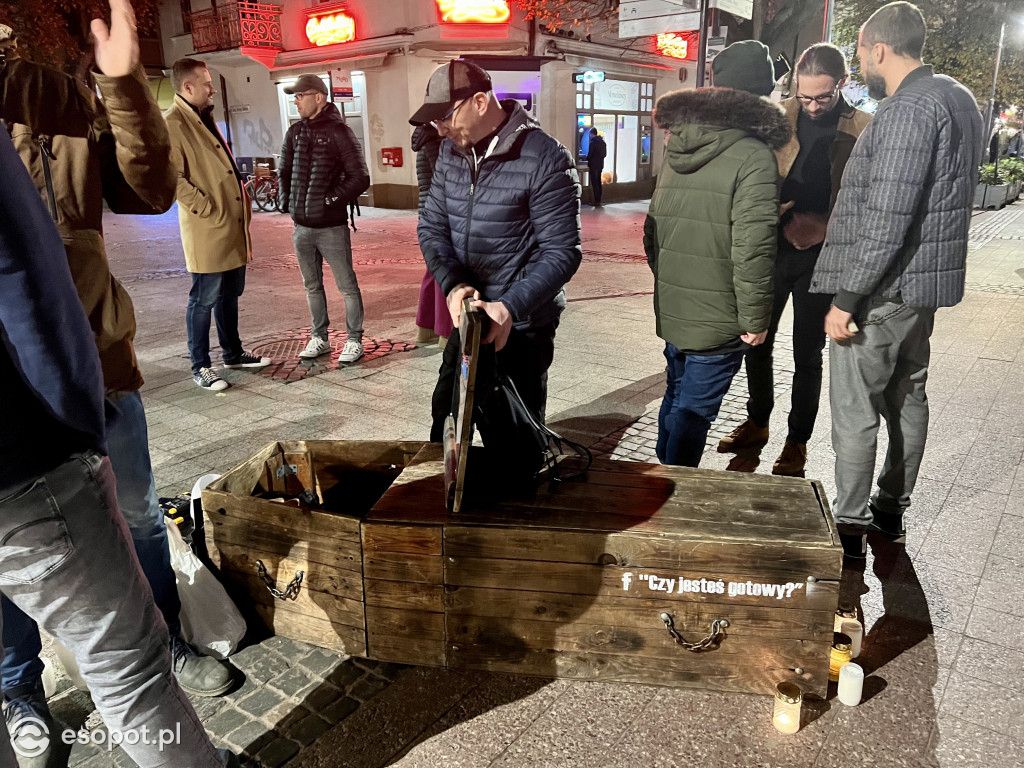 Na Monciaku ustawili trumnę! To była ich odpowiedź na Halloween [FOTO/WIDEO]