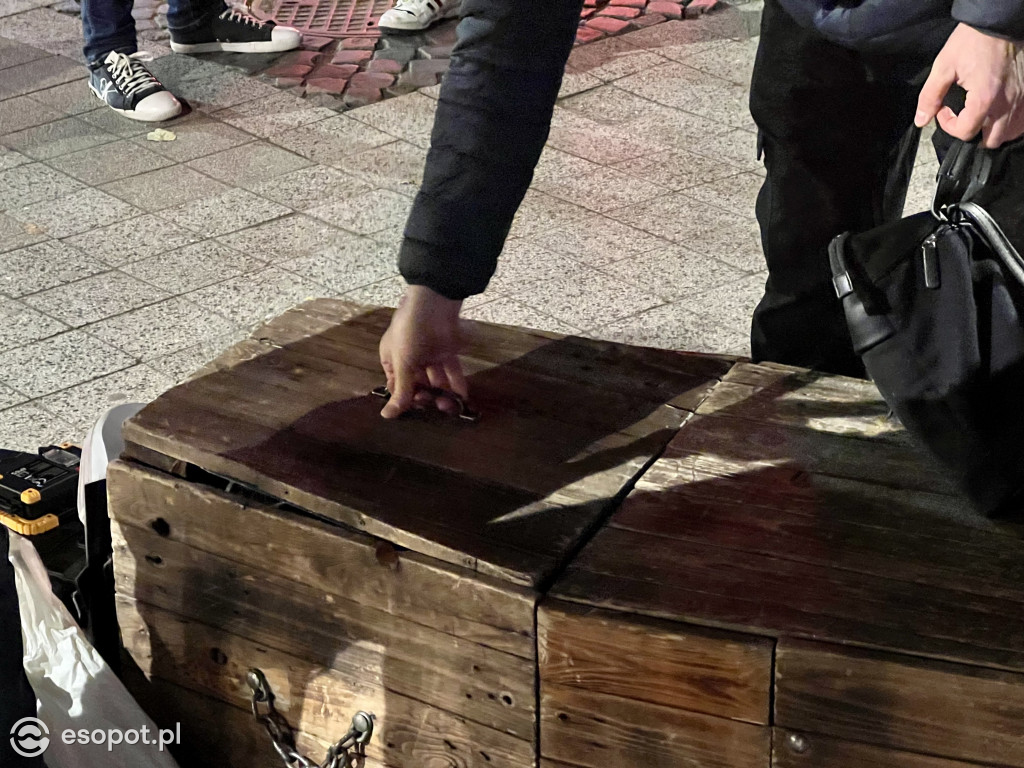 Na Monciaku ustawili trumnę! To była ich odpowiedź na Halloween [FOTO/WIDEO]