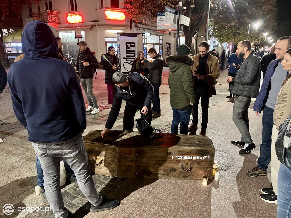 Na Monciaku ustawili trumnę! To była ich odpowiedź na Halloween [FOTO/WIDEO]