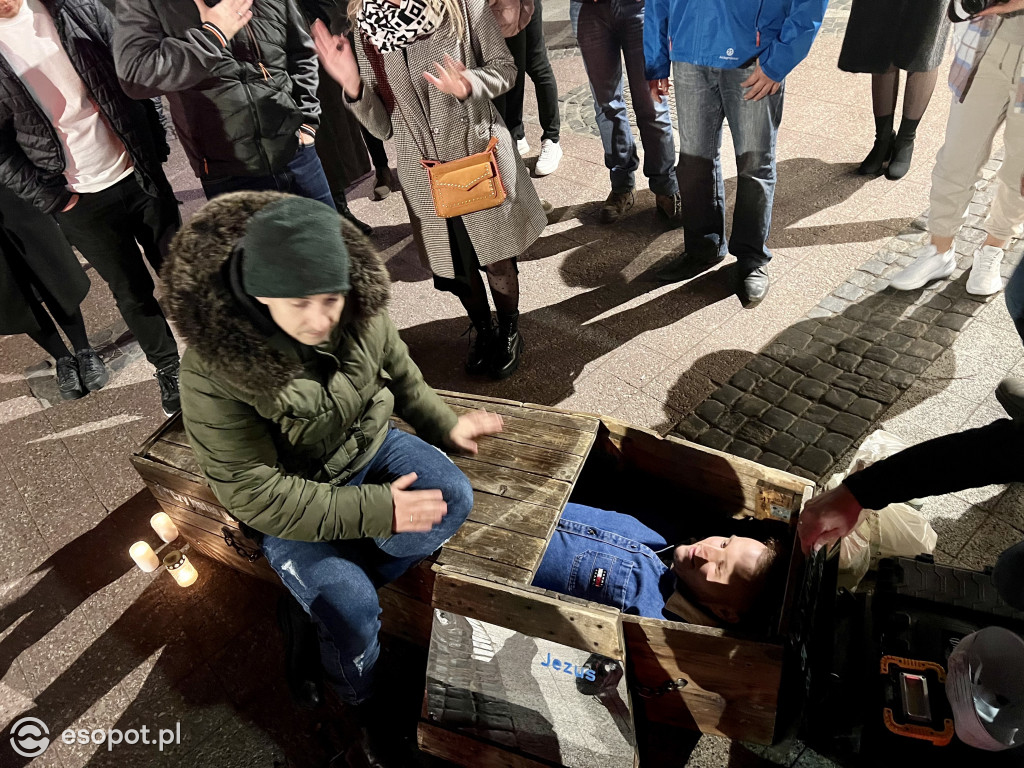 Na Monciaku ustawili trumnę! To była ich odpowiedź na Halloween [FOTO/WIDEO]