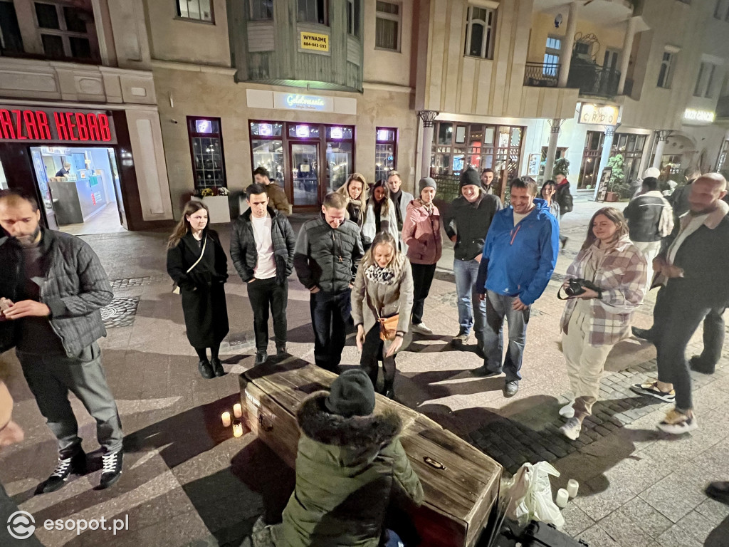 Na Monciaku ustawili trumnę! To była ich odpowiedź na Halloween [FOTO/WIDEO]