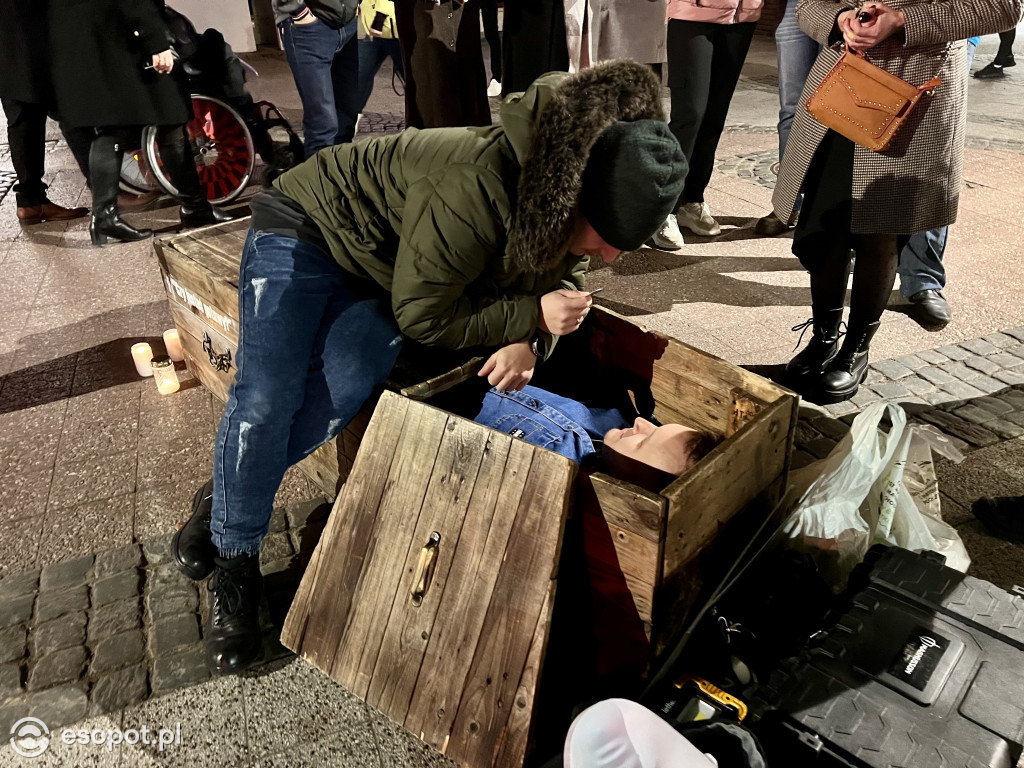 Na Monciaku ustawili trumnę! To była ich odpowiedź na Halloween [FOTO/WIDEO]